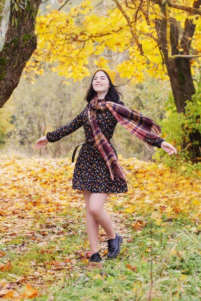 Bella Ragazza Bruna Nel Parco Autunno — Foto Stock