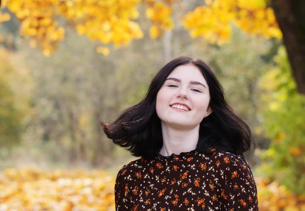 Mooi Brunette Meisje Herfst Park — Stockfoto