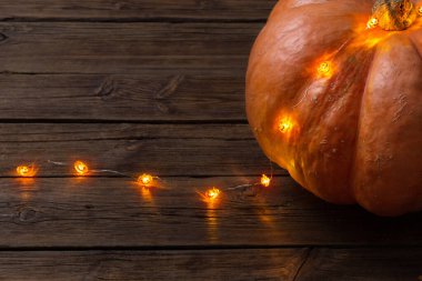 Elektrik çelenkleriyle Cadılar Bayramı