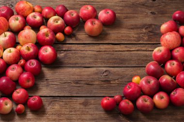 Eski ahşap arka planda kırmızı elmalar