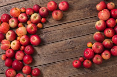 Eski ahşap arka planda kırmızı elmalar