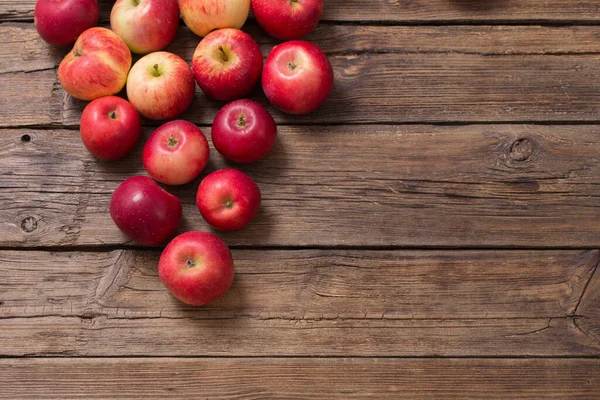 旧木制底座上的红苹果 — 图库照片