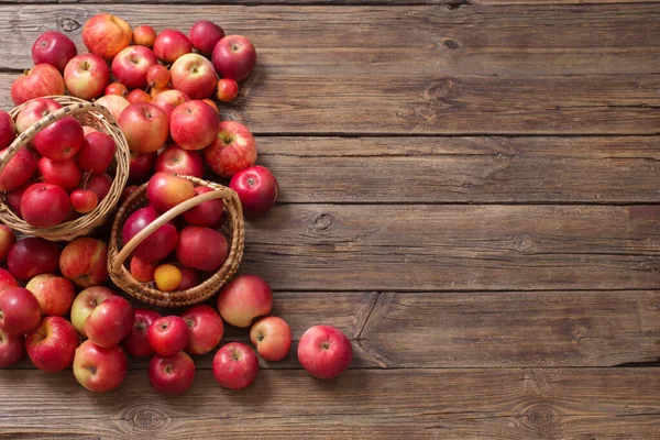 Mele Rosse Vecchio Sfondo Legno — Foto Stock