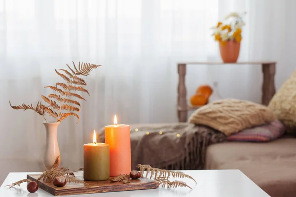 Brennende Kerzen Mit Herbstdekor Auf Weißem Tisch Hause — Stockfoto