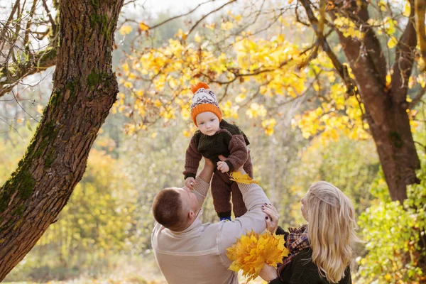 Glückliche Familie Mit Kleinem Baby Herbstpark — Stockfoto