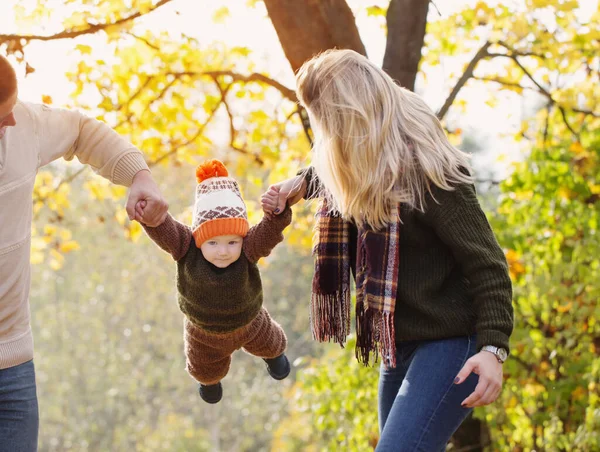 Szczęśliwa Rodzina Małym Dzieckiem Jesiennym Parku — Zdjęcie stockowe