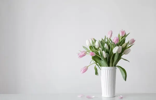 Біло Рожеві Тюльпани Білій Вазі Фоні Стіни — стокове фото
