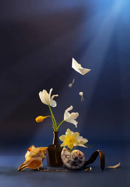 Stilleven Met Zinkend Schatschip Bloemen Schelp Donkerblauwe Achtergrond — Stockfoto