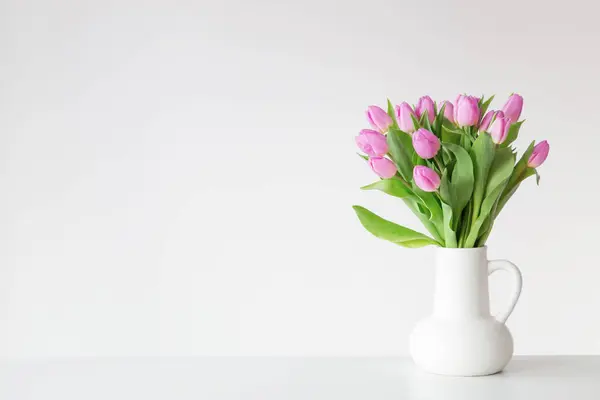 Рожеві Тюльпани Білому Глечику Білому Фоні — стокове фото