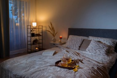 Sonbahar süslemeleriyle rahat bir yatakta bir fincan çay.