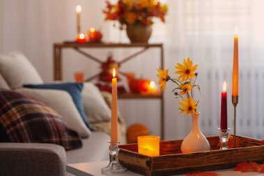 güzel sonbahar dekoru ev beyaz iç dekorasyonu