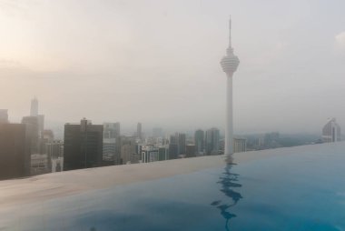 Büyük şehir sabah sonsuzluk havuzu görünümden. Kuala Lumpur, Malezya
