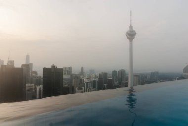 Büyük şehir sabah sonsuzluk havuzu görünümden. Kuala Lumpur, Malezya