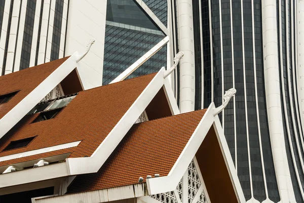 Parede Espelhada Arranha Céu Grande Telhado Laranja Edifício Mais Baixo — Fotografia de Stock