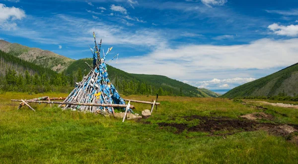 Παραδοσιακό Μογγολικό Ξύλινα Ovoo Shamanic Ιερό Τόπο Κατασκευασμένες Από Κούτσουρα — Φωτογραφία Αρχείου