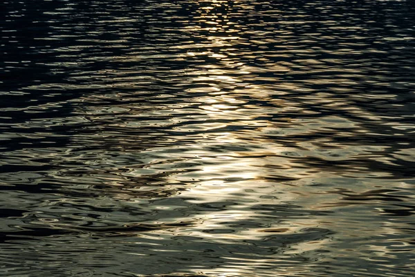 Ripeo Chispa Superficie Agua Del Lago Crepúsculo Noche Fondo Natural — Foto de Stock