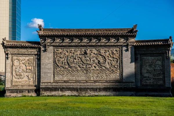 Oude Heilige Muur Oude Tempel Tussen Moderne Gebouwen — Stockfoto