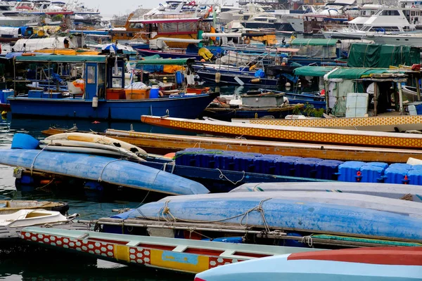 Όλα Καφέ Και Γκρι Πολυκατοικίας Πολλά Ίδια Παράθυρα Και Μπαλκόνια — Φωτογραφία Αρχείου