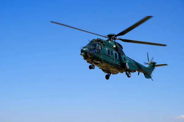 Stor Mörkgrön Svävande Militär Helikopter Blue Sky Bakgrund — Stockfoto