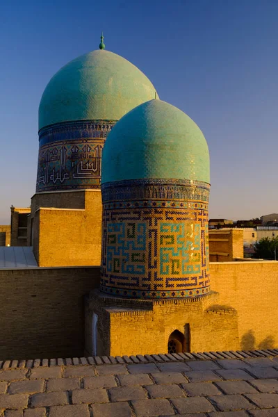 Cupole Blu Pavimentazione Piastrellata Antico Mausoleo Musulmano Samarcanda Alla Luce — Foto Stock