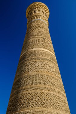 Buhara'daki Kalyan minaresi. Gökyüzü nün arka planında eski antik minare. Orta Asya seyahat görünümü.