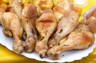 Fırında tavuk budu plaka üzerinde