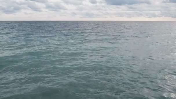 Surface de la mer Méditerranée en septembre — Video