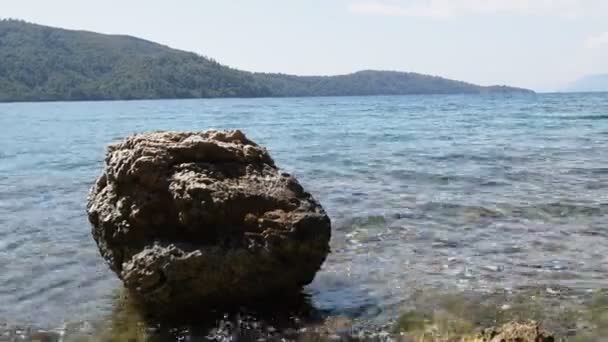 Pantai laut Aegea tertutup dengan kekacauan tuff vulkanik — Stok Video