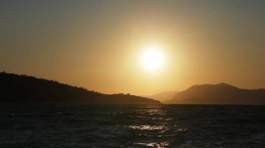 Taş beach, Güneş yol, siluetleri Adaları, gün batımı