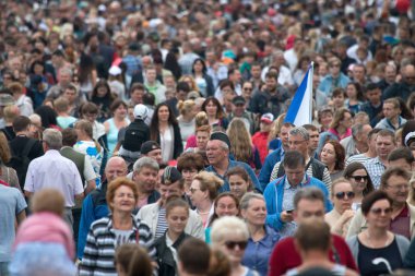 Saint Petersburg, Rusya - 30 Temmuz 2017: Büyük kalabalık tatil, şehir festivaller, kentsel eğlence sırasında insanlar, kasaba halkı toplandı tarihi street, kalabalık sokaklarında baskın düzenledi.