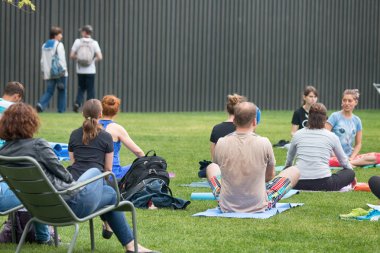 Saint Petersburg, Rusya - 30 Temmuz 2017: yoga Festivali metropolis ortasına park'ın bahçesinde. Yaz tatili spor ve sağlık