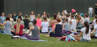 Saint Petersburg, Rusya - 30 Temmuz 2017: yoga Festivali metropolis ortasına park'ın bahçesinde. Yaz tatili spor ve sağlık
