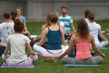 Saint Petersburg, Rusya - 30 Temmuz 2017: yoga Festivali metropolis ortasına park'ın bahçesinde. Yaz tatili spor ve sağlık