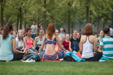 Saint Petersburg, Rusya - 30 Temmuz 2017: yoga Festivali metropolis ortasına park'ın bahçesinde. Yaz tatili spor ve sağlık