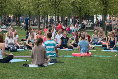 Saint Petersburg, Rusya - 30 Temmuz 2017: yoga Festivali metropolis ortasına park'ın bahçesinde. Yaz tatili spor ve sağlık