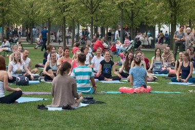 Saint Petersburg, Rusya - 30 Temmuz 2017: yoga Festivali metropolis ortasına park'ın bahçesinde. Yaz tatili spor ve sağlık