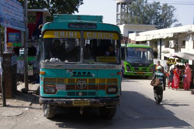 India, Mohali - 9 Mart 2018: Punjab otobüs durağında. toplu taşıma araçları ve Hindistan halkı normal bir günde
