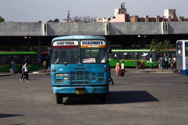 India, Mohali - 9 Mart 2018: Punjab otobüs durağında. toplu taşıma araçları ve Hindistan halkı normal bir günde