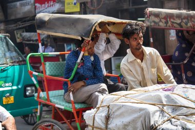 Hindistan, Yeni Delhi - 19 Mart 2018: taksi çekçek ile bir yolcu. bir bisiklet gemi motor ve yakıt olmadan