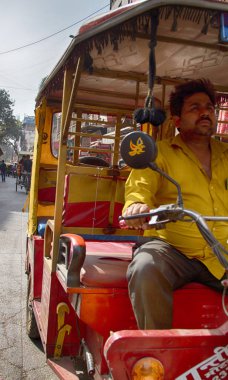 Hindistan, Yeni Delhi-Mart 1, 2018: çekçek tuk-tuk elektrikli otomobil taksi müşteriler bulmak için