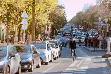 Paris, Fransa - 22 Eylül 2017: Yerler genel trafik sıkışıklığı içinde - Park Eğlence Parkı yakınlarında, trafik durumu trafik kompleksi; trafik koşulları