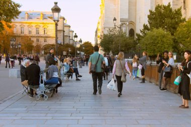 Paris, Fransa - 22 Eylül 2017: Vatandaşların ve turistlerin Pazar günü. Sokakları ve meydanları kaygısız eğlence