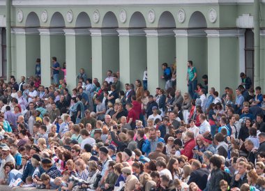 Saint Petersburg, Rusya - 30 Temmuz 2017: Büyük kalabalık tatil, şehir festivaller, kentsel eğlence sırasında insanlar, kasaba halkı toplandı tarihi street, kalabalık sokaklarında baskın düzenledi.