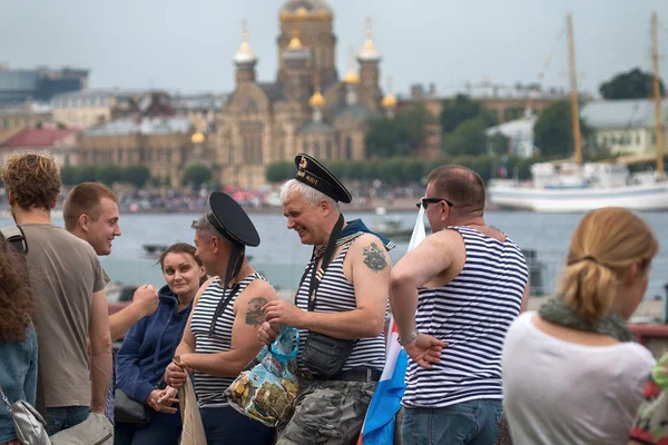 São Petersburgo Rússia Julho 2017 Festival Verão Marinha Pessoas Caminham — Fotografia de Stock