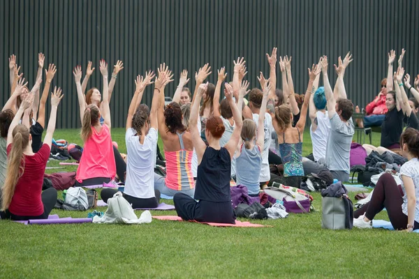 Saint Petersburg, Rusya - 30 Temmuz 2017: yoga Festivali metropolis ortasına park'ın bahçesinde. Yaz tatili spor ve sağlık