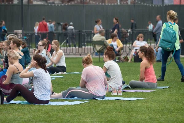 San Petersburgo Rusia Julio 2017 Festival Yoga Césped Parque Centro — Foto de Stock