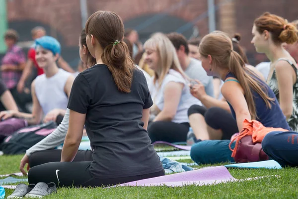 Saint Petersburg, Rusya - 30 Temmuz 2017: yoga Festivali metropolis ortasına park'ın bahçesinde. Yaz tatili spor ve sağlık