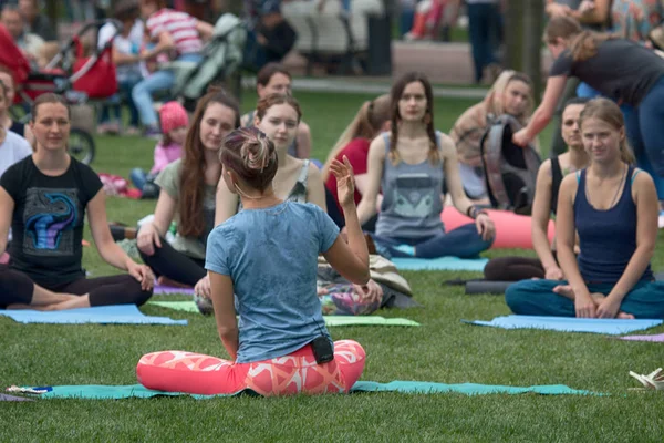 Saint Petersburg, Rusya - 30 Temmuz 2017: yoga Festivali metropolis ortasına park'ın bahçesinde. Yaz tatili spor ve sağlık