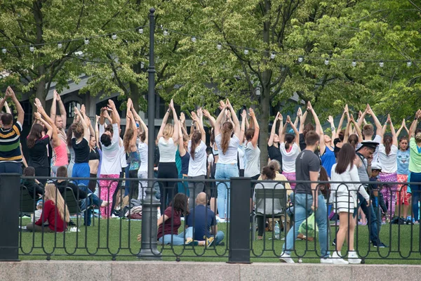 San Petersburgo Rusia Julio 2017 Festival Yoga Césped Parque Centro — Foto de Stock