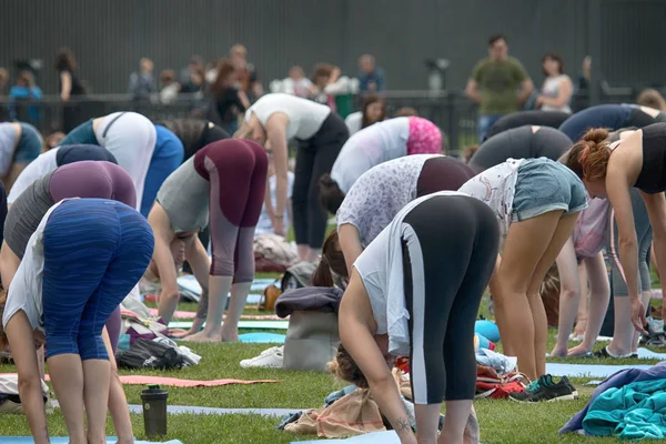 Saint Petersburg, Rusya - 30 Temmuz 2017: yoga Festivali metropolis ortasına park'ın bahçesinde. Yaz tatili spor ve sağlık